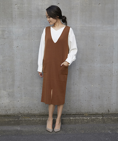 Emma Taylor(エマテイラー)の「Vネックニットワンピース(ワンピース・レディース・ブラック/キャメル/ベージュ/ダークグリーン・FREE)」の1枚目の写真