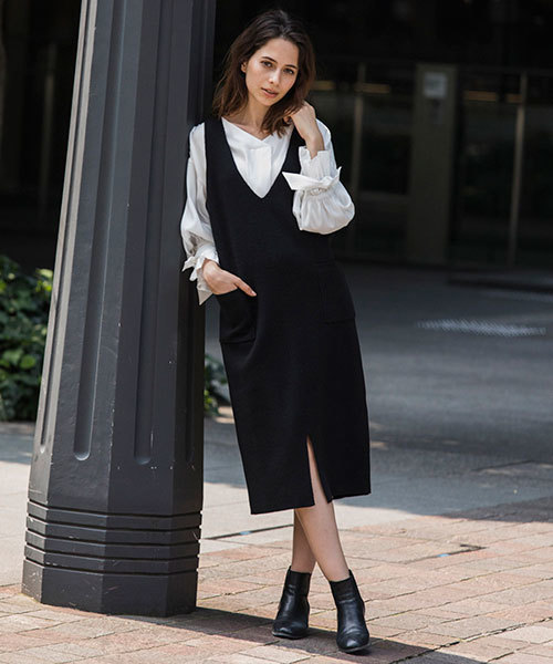 Emma Taylor(エマテイラー)の「Vネックニットワンピース(ワンピース・レディース・ブラック/キャメル/ベージュ/ダークグリーン・FREE)」の2枚目の写真