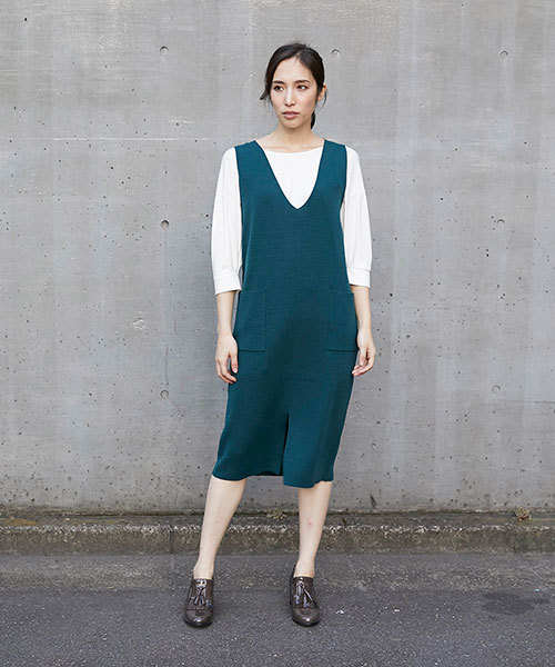 Emma Taylor(エマテイラー)の「Vネックニットワンピース(ワンピース・レディース・ブラック/キャメル/ベージュ/ダークグリーン・FREE)」の4枚目の写真