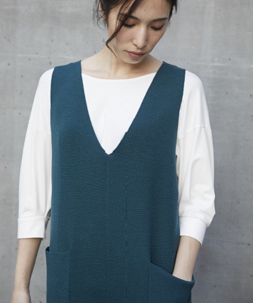 Emma Taylor(エマテイラー)の「Vネックニットワンピース(ワンピース・レディース・ブラック/キャメル/ベージュ/ダークグリーン・FREE)」の6枚目の写真