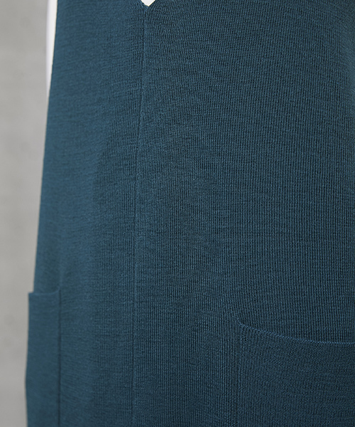 Emma Taylor(エマテイラー)の「Vネックニットワンピース(ワンピース・レディース・ブラック/キャメル/ベージュ/ダークグリーン・FREE)」の8枚目の写真