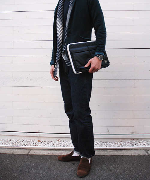 B印 YOSHIDA(BEAMS×PORTER)（ビージルシヨシダ）の「UNITED ARROWS & SONS×HEAD PORTER×PORTER×B印 YOSHIDA “TANKER NAVY” CLUTCH BAG （13inch）（クラッチバッグ・メンズ・ホワイト/ネイビー・ONE SIZE）」の19枚目の写真