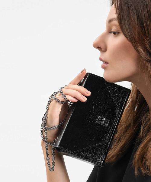 CHARLES & KEITH(チャールズ & キース)の「エンベリッシュターンロッククラッチ / EMBELLISHED TURN-LOCK CLUTCH(クラッチバッグ・レディース・ブラック/ブロンズ/アイボリー/バーガンディー・S)」の9枚目の写真