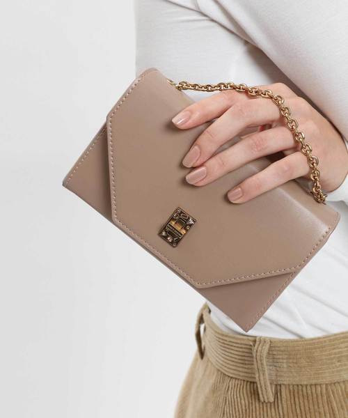 CHARLES & KEITH(チャールズ & キース)の「エンベリッシュターンロッククラッチ / EMBELLISHED TURN-LOCK CLUTCH(クラッチバッグ・レディース・ブラック/ブロンズ/アイボリー/バーガンディー・S)」の10枚目の写真