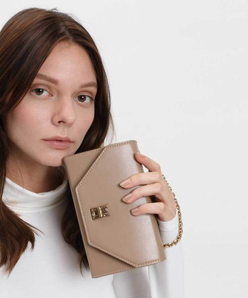 CHARLES & KEITH(チャールズ & キース)の「エンベリッシュターンロッククラッチ / EMBELLISHED TURN-LOCK CLUTCH(クラッチバッグ・レディース・ブラック/ブロンズ/アイボリー/バーガンディー・S)」の14枚目の写真