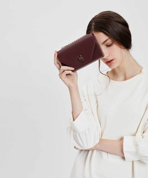 CHARLES & KEITH(チャールズ & キース)の「エンベリッシュターンロッククラッチ / EMBELLISHED TURN-LOCK CLUTCH(クラッチバッグ・レディース・ブラック/ブロンズ/アイボリー/バーガンディー・S)」の15枚目の写真