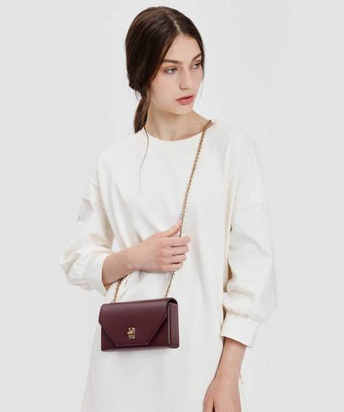 CHARLES & KEITH(チャールズ & キース)の「エンベリッシュターンロッククラッチ / EMBELLISHED TURN-LOCK CLUTCH(クラッチバッグ・レディース・ブラック/ブロンズ/アイボリー/バーガンディー・S)」の19枚目の写真