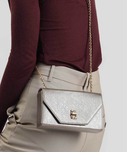 CHARLES & KEITH(チャールズ & キース)の「エンベリッシュターンロッククラッチ / EMBELLISHED TURN-LOCK CLUTCH(クラッチバッグ・レディース・ブラック/ブロンズ/アイボリー/バーガンディー・S)」の20枚目の写真