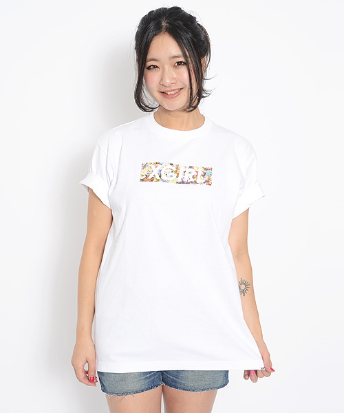 X-girl(エックスガール)の「FLORAL BAR MENS S/S TEE(Tシャツ/カットソー・レディース・ホワイト/ブラック・MEDIUM/LARGE)」の1枚目の写真