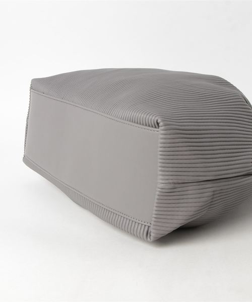 florist(フローリスト)の「ワイドギャザーシック巾着ショルダーバッグ(ショルダーバッグ・レディース・ブラック/グレー/オフホワイト/グリーン・FREE)」の6枚目の写真