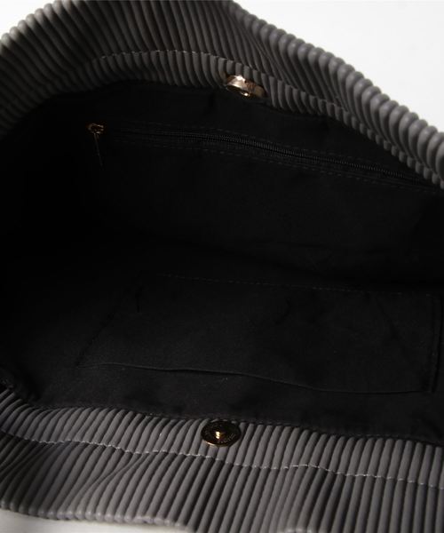 florist(フローリスト)の「ワイドギャザーシック巾着ショルダーバッグ(ショルダーバッグ・レディース・ブラック/グレー/オフホワイト/グリーン・FREE)」の7枚目の写真