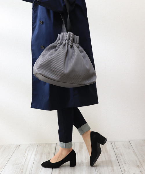 florist(フローリスト)の「ワイドギャザーシック巾着ショルダーバッグ(ショルダーバッグ・レディース・ブラック/グレー/オフホワイト/グリーン・FREE)」の1枚目の写真