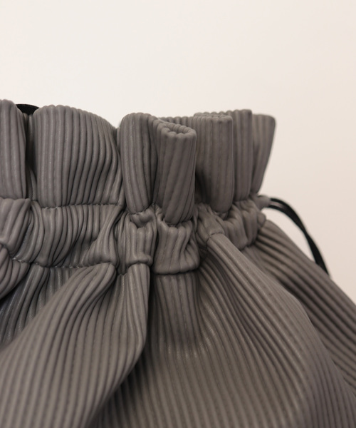 florist(フローリスト)の「ワイドギャザーシック巾着ショルダーバッグ(ショルダーバッグ・レディース・ブラック/グレー/オフホワイト/グリーン・FREE)」の10枚目の写真