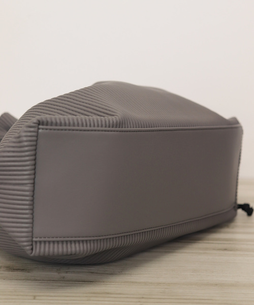 florist(フローリスト)の「ワイドギャザーシック巾着ショルダーバッグ(ショルダーバッグ・レディース・ブラック/グレー/オフホワイト/グリーン・FREE)」の9枚目の写真