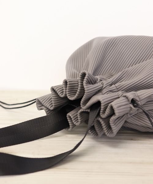 florist(フローリスト)の「ワイドギャザーシック巾着ショルダーバッグ(ショルダーバッグ・レディース・ブラック/グレー/オフホワイト/グリーン・FREE)」の11枚目の写真