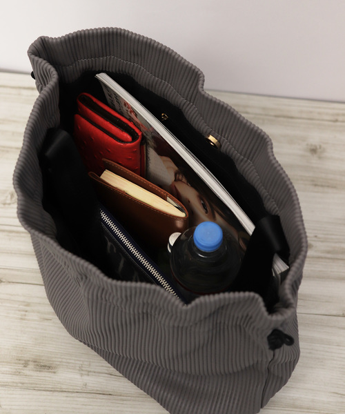 florist(フローリスト)の「ワイドギャザーシック巾着ショルダーバッグ(ショルダーバッグ・レディース・ブラック/グレー/オフホワイト/グリーン・FREE)」の8枚目の写真