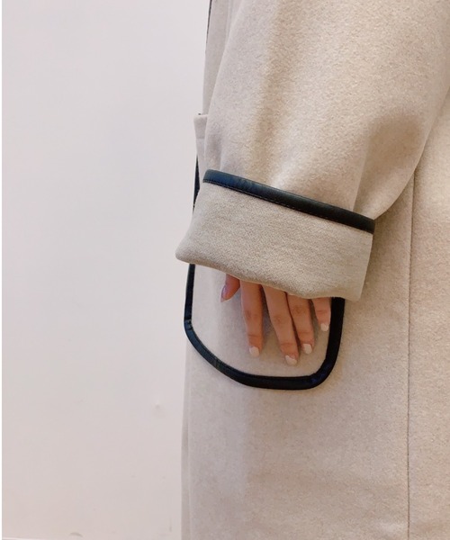 VANNIE U（ヴァニーユー）の「ノーカラーパイピングロングコート（ダウンジャケット/コート・レディース・ベージュ・FREE）」の2枚目の写真