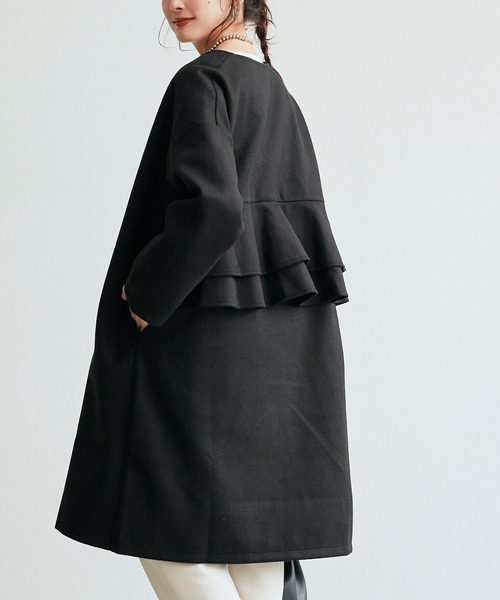 coca（coca）（コカ）の「バックフリルアウター（ノーカラージャケット・レディース・ブラック/ライトベージュ・ONE SIZE）」の2枚目の写真