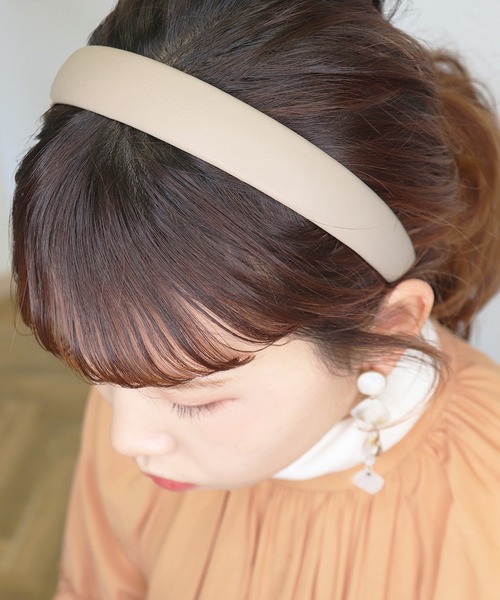 Monocoro toppi（モノコロトッピ）の「高まるガーリームード。レザー無地シンプルワイドカチューシャ（カチューシャ・レディース・ブルー/ベージュ/ブラック/キャメル/ピンク/ブラック系その他2/ベージュ系その他2・フリー）」の2枚目の写真