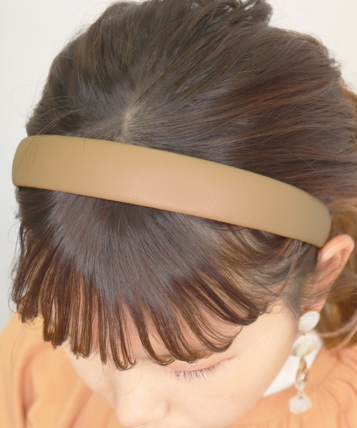Monocoro toppi（モノコロトッピ）の「高まるガーリームード。レザー無地シンプルワイドカチューシャ（カチューシャ・レディース・ブルー/ベージュ/ブラック/キャメル/ピンク/ブラック系その他2/ベージュ系その他2・フリー）」の6枚目の写真