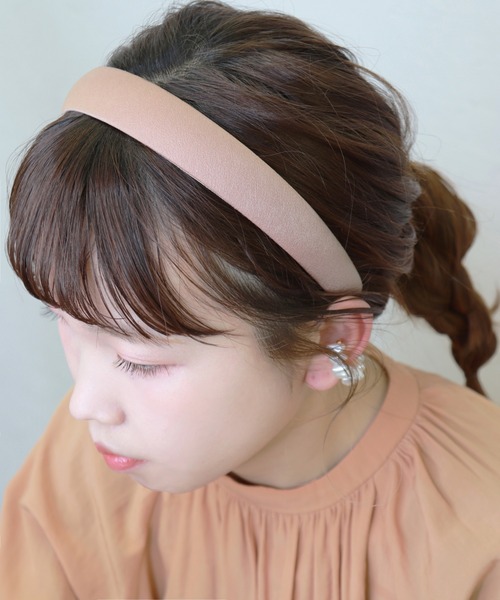 Monocoro toppi（モノコロトッピ）の「高まるガーリームード。レザー無地シンプルワイドカチューシャ（カチューシャ・レディース・ブルー/ベージュ/ブラック/キャメル/ピンク/ブラック系その他2/ベージュ系その他2・フリー）」の4枚目の写真