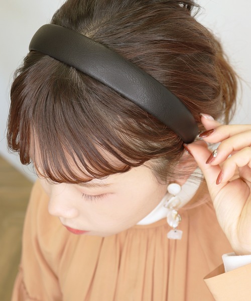 Monocoro toppi（モノコロトッピ）の「高まるガーリームード。レザー無地シンプルワイドカチューシャ（カチューシャ・レディース・ブルー/ベージュ/ブラック/キャメル/ピンク/ブラック系その他2/ベージュ系その他2・フリー）」の3枚目の写真