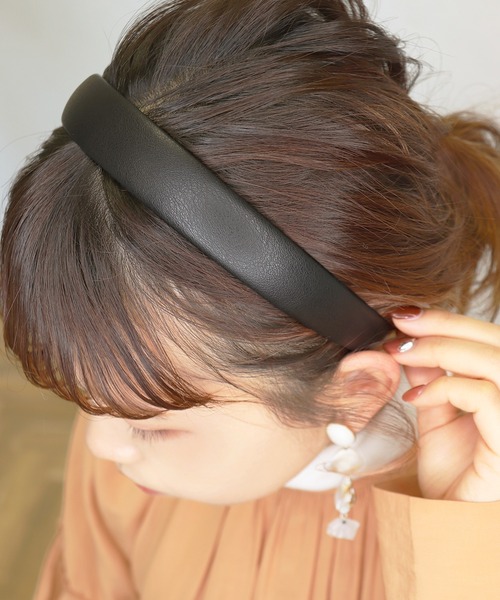 Monocoro toppi（モノコロトッピ）の「高まるガーリームード。レザー無地シンプルワイドカチューシャ（カチューシャ・レディース・ブルー/ベージュ/ブラック/キャメル/ピンク/ブラック系その他2/ベージュ系その他2・フリー）」の21枚目の写真