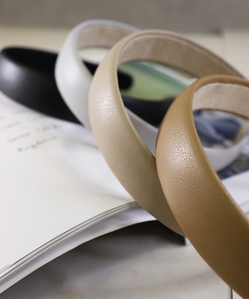 Monocoro toppi（モノコロトッピ）の「高まるガーリームード。レザー無地シンプルワイドカチューシャ（カチューシャ・レディース・ブルー/ベージュ/ブラック/キャメル/ピンク/ブラック系その他2/ベージュ系その他2・フリー）」の13枚目の写真