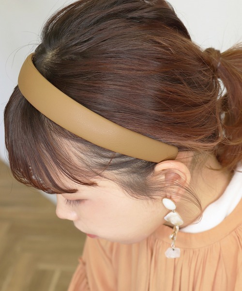 Monocoro toppi（モノコロトッピ）の「高まるガーリームード。レザー無地シンプルワイドカチューシャ（カチューシャ・レディース・ブルー/ベージュ/ブラック/キャメル/ピンク/ブラック系その他2/ベージュ系その他2・フリー）」の22枚目の写真