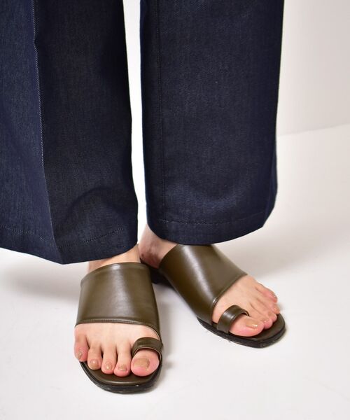 フラットトングサンダル