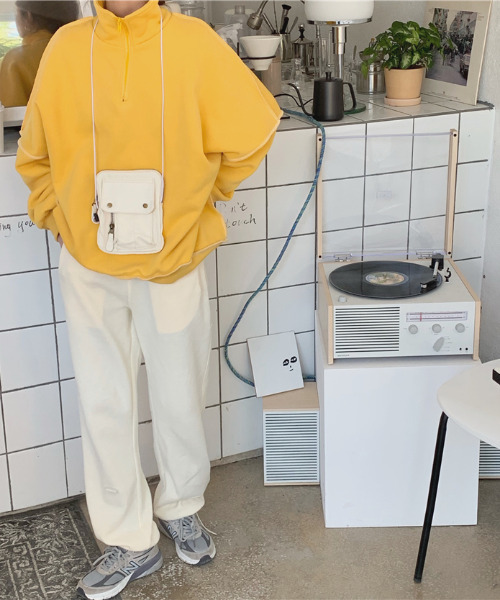 emi+(エミプラス)の「ハーフジップオーバーシルエットトレーナー(スウェット・レディース・イエロー/グリーン/ブラック/ベージュ/ボルドー/グレー・FREE)」の20枚目の写真