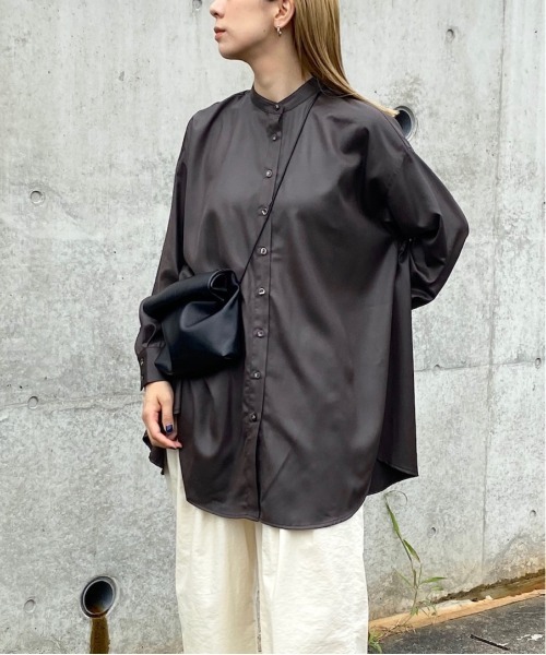 y/m by RIKA(イムバイリカ)の「サテンバックタックチュニックシャツ(シャツ/ブラウス・レディース・ライトブラウン/ブラック・FREE)」の2枚目の写真