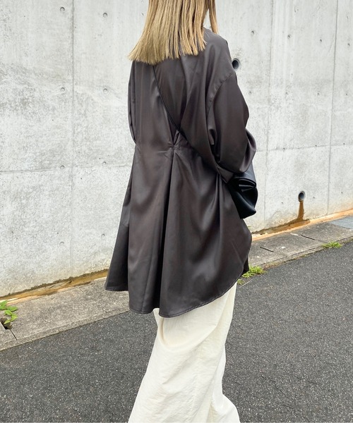 y/m by RIKA(イムバイリカ)の「サテンバックタックチュニックシャツ(シャツ/ブラウス・レディース・ライトブラウン/ブラック・FREE)」の3枚目の写真