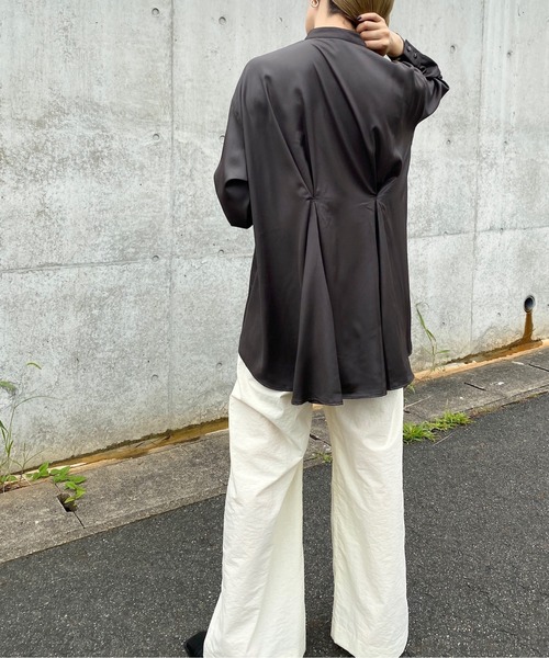 y/m by RIKA(イムバイリカ)の「サテンバックタックチュニックシャツ(シャツ/ブラウス・レディース・ライトブラウン/ブラック・FREE)」の14枚目の写真