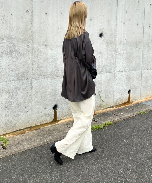 y/m by RIKA(イムバイリカ)の「サテンバックタックチュニックシャツ(シャツ/ブラウス・レディース・ライトブラウン/ブラック・FREE)」の5枚目の写真