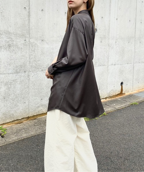 y/m by RIKA(イムバイリカ)の「サテンバックタックチュニックシャツ(シャツ/ブラウス・レディース・ライトブラウン/ブラック・FREE)」の4枚目の写真