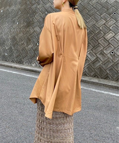 y/m by RIKA(イムバイリカ)の「サテンバックタックチュニックシャツ(シャツ/ブラウス・レディース・ライトブラウン/ブラック・FREE)」の11枚目の写真