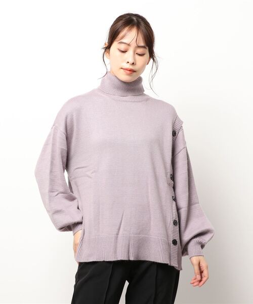 BDONNA（ビドンナ）の「アシンメトリー　ボタンあきニット（ニット/セーター・レディース・ライトグレー/オフホワイト/ライトパープル・MEDIUM）」の3枚目の写真