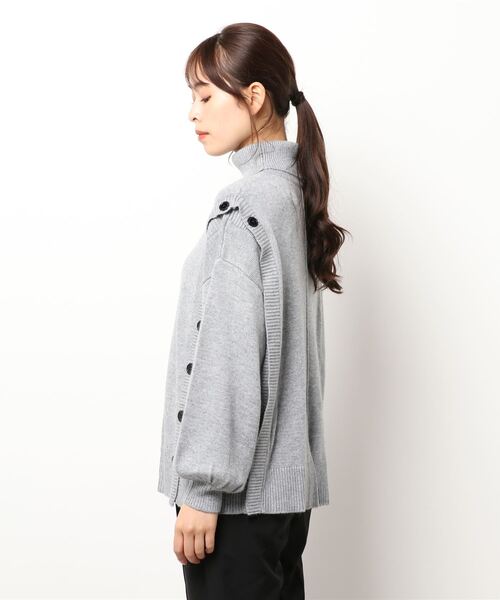 BDONNA（ビドンナ）の「アシンメトリー　ボタンあきニット（ニット/セーター・レディース・ライトグレー/オフホワイト/ライトパープル・MEDIUM）」の4枚目の写真