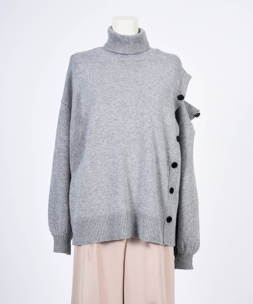 BDONNA（ビドンナ）の「アシンメトリー　ボタンあきニット（ニット/セーター・レディース・ライトグレー/オフホワイト/ライトパープル・MEDIUM）」の2枚目の写真