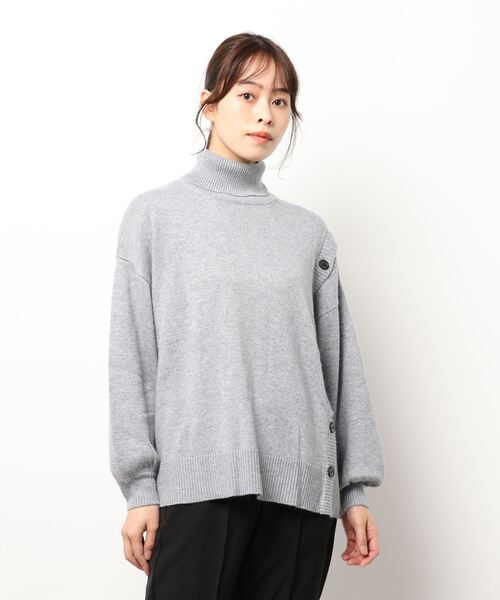 BDONNA（ビドンナ）の「アシンメトリー　ボタンあきニット（ニット/セーター・レディース・ライトグレー/オフホワイト/ライトパープル・MEDIUM）」の6枚目の写真