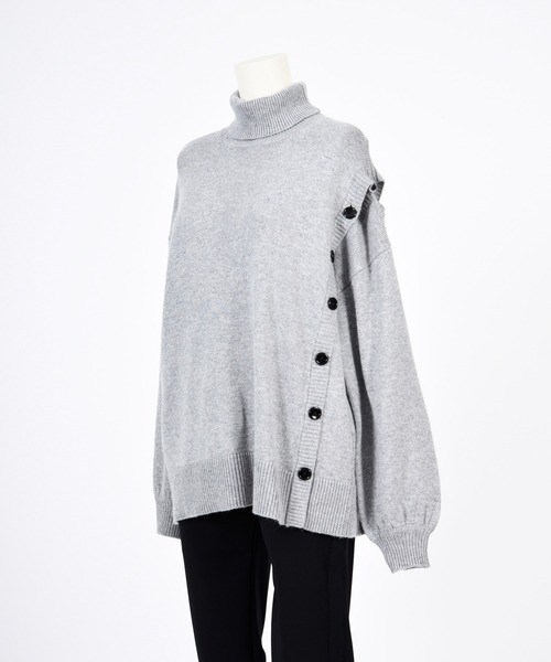 BDONNA（ビドンナ）の「アシンメトリー　ボタンあきニット（ニット/セーター・レディース・ライトグレー/オフホワイト/ライトパープル・MEDIUM）」の13枚目の写真