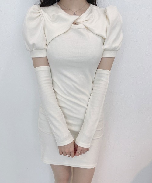 titty＆Co. PETIT by poyo（ティティーアンドコープティバイポヨ）の「【titty&Co.PETIT Produced by POYO】アームウォーマー付きデコルテオープンワンピース（ワンピース・レディース・ホワイト/ブラック・FREE）」の3枚目の写真