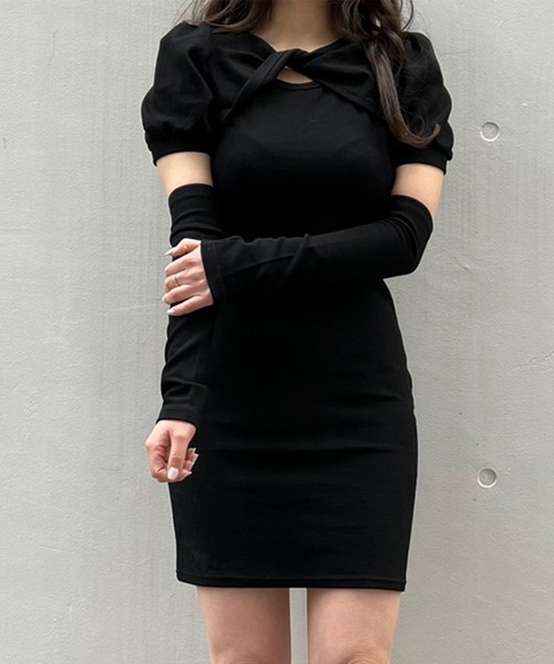 titty＆Co. PETIT by poyo（ティティーアンドコープティバイポヨ）の「【titty&Co.PETIT Produced by POYO】アームウォーマー付きデコルテオープンワンピース（ワンピース・レディース・ホワイト/ブラック・FREE）」の8枚目の写真