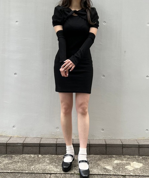 titty＆Co. PETIT by poyo（ティティーアンドコープティバイポヨ）の「【titty&Co.PETIT Produced by POYO】アームウォーマー付きデコルテオープンワンピース（ワンピース・レディース・ホワイト/ブラック・FREE）」の6枚目の写真