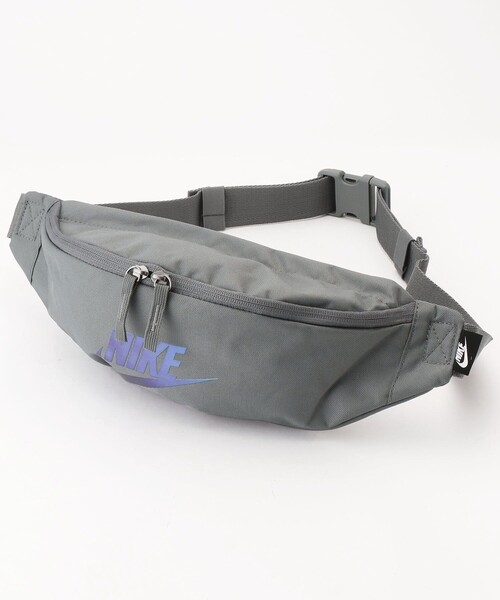 NIKE（ナイキ）の「WEB限定 NIKE/ナイキ HRTG HIP PACK/ヘリテージヒップパック（ボディバッグ/ウエストポーチ・メンズ・グレー/ブラック・ONE SIZE）」の2枚目の写真