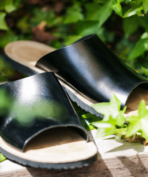 CORSO ROMA，9（コルソローマ）の「CORSO ROMA, 9　ワイドレザーXスウェードサンダル（サンダル・メンズ・ブラック・42/41/40）」の2枚目の写真