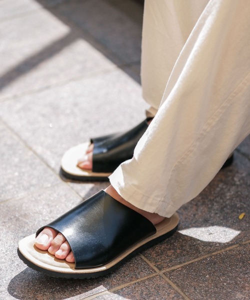 CORSO ROMA，9（コルソローマ）の「CORSO ROMA, 9　ワイドレザーXスウェードサンダル（サンダル・メンズ・ブラック・42/41/40）」の3枚目の写真