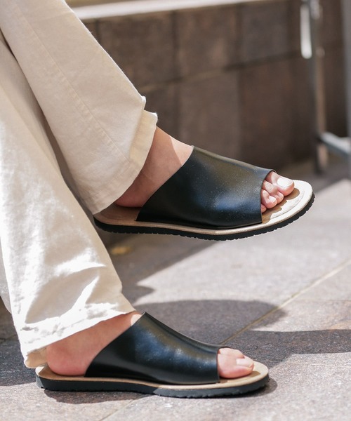 CORSO ROMA，9（コルソローマ）の「CORSO ROMA, 9　ワイドレザーXスウェードサンダル（サンダル・メンズ・ブラック・42/41/40）」の4枚目の写真