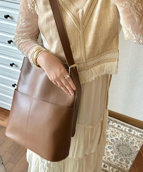 florist（フローリスト）の「【ポーチ付き】縦型バケツシルエットのレザーショルダーバッグ（トートバッグ・レディース・ブラック/モカ/ベージュ/キャメル・FREE）」の5枚目の写真